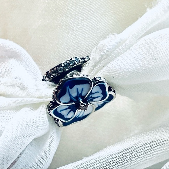 💐 NWOT Blue Pansy Charm ✨ - Picture 2 of 15